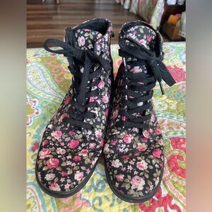 Dr. Martens pink flower tennis lace tennis shoes in good used condition size 8
